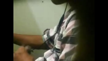 Se Masturba En Cabina De Internet