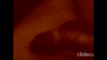 Gafo En Reposo Escuchando Música.