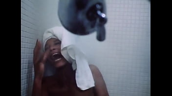 Kolchak The Night Stalker: Sexy Ebony Shower Girl (forwards _ Backwards) Hd