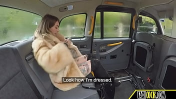 Young And Horny Teen Plays In The Car