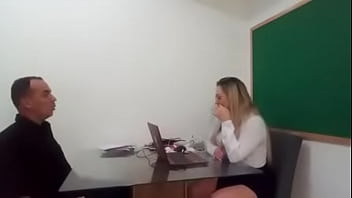 Professor Substituto De História Visitando A Sala Da Diretora