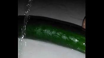 Se Masturba Con Un Pepino Hasta Acabar