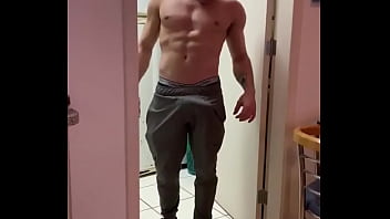 Victor Ferraz Exibindo O Pau Meia Bomba