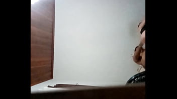 Comendo Branquinha Bundona. Enquanto Tudo Mundo Sai