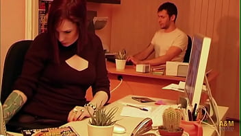 En La Oficina La Jefa Se Lo Monta Con El Inocente Becario.