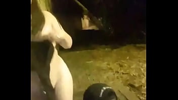 Trío Al Aire Libre Con Bella Mujer