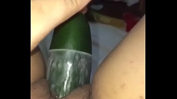 Se Mete Un Pepino Enorme