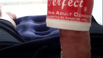 Macho Não Segurou E Gozou Dentro Do Seu Brinquedo Do Prazer