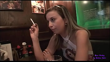 La Ragazza è Sola E Triste Nel Bar E Accetta L_invito Di Due Anziani A Scopare Con Loro