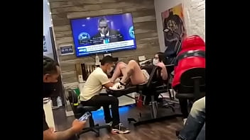 Mulher Goza Fazendo Tatuagem Na Pkk