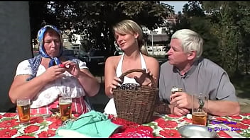 Una Giovane Ragazza Accompagna Due Anziani A Scopare In Campagna