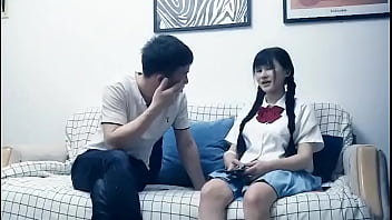 约了一个颜值超高妹纸，穿着装，扎着双尾，梦回时代，口交抠逼样样都来