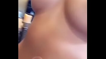 Frau Zeigt Ihre Titten