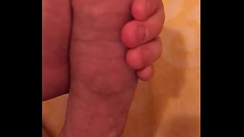 Школьник дрочит свой толстенный член