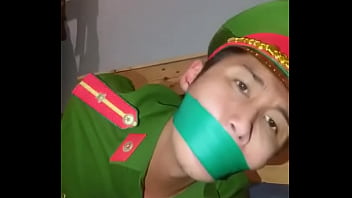 Bắt cóc anh cảnh sát Việt Nam làm n_ lệ