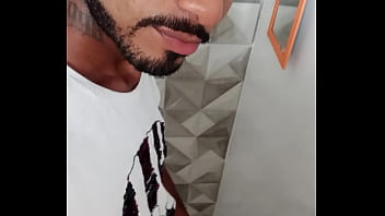 Novin Magrinho Se Masturbando No Banheiro