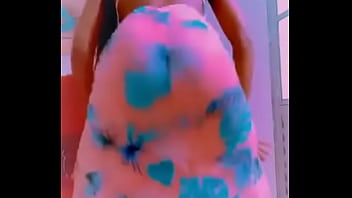 Alguém Sabe O Nome Dela? - gostosa, safada, morena, funk, rebolando, twerk, vestido - Video 2429102