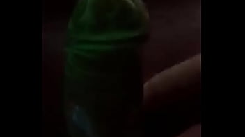 Bati Uma Punheta Com Uma Camisinha Brilhante Pra Amiga Da Minha Irmã Enquanto Ela Cochilava