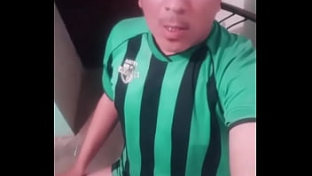 Latino Desnudo Manda Saludos