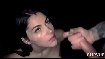 Deux Mec S_occupent De Cette Brune