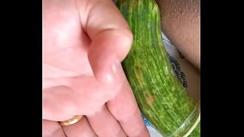 Metendo Fundo Abobrinha No Bucetão, Aguentei Facil, Bem Grosso Do Jeito Q Eu Gosto!!!