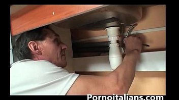 Ragazza Succhia Cazzone A Idarulico - Girl Sucks Dick In Hydraulic -