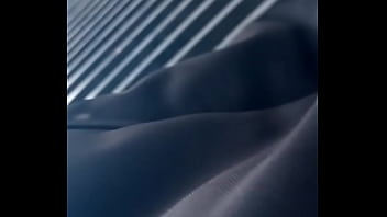 Linda Chica En Falda En Frente Mio