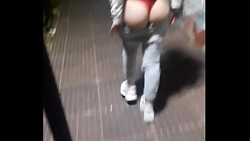 Geraldine Hace Exhibiciónismo Y Muestra Su Tanga Roja