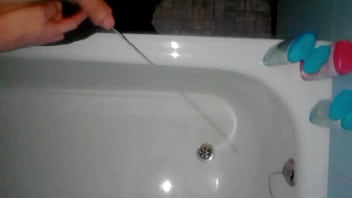 Ich Pisse Mal Wieder Einfach So In Eine Badewanne