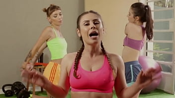 As Safadas Emme White, Bia Romanxxx E Nittie Ficam Excitadas Com A Malha__o E Decidem Partir Pra Putaria