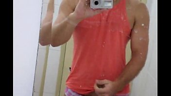 Dotado Esporrando No Espelho