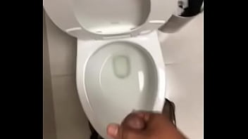 Mi prim@ me siguió al baño y me la chupo