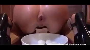 Galinha Botando Ovos