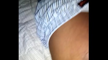 Masturbandome En La Cama, Me Sale Un Chorro De Semen