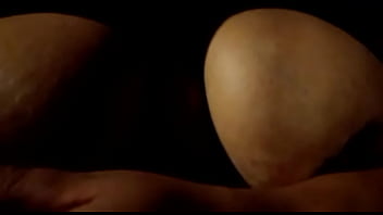 Cuñada Se Toca Sus Pechos Cuando Se Baña