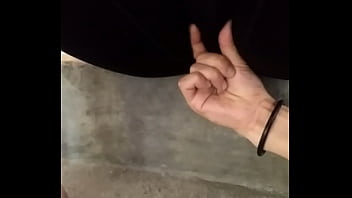 Le Encanta Que Le Toque La Concha Mientras Habla Con El Cornudo