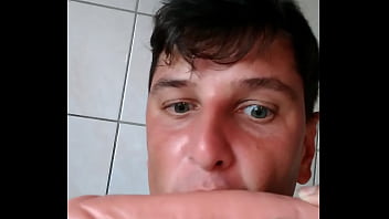 ___edinho Brusque Lambendo E Chupando Um P_nis De Brinquedo