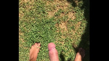Chico Orina Sensual En Su Patio