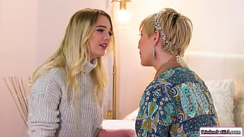 Blonde Lesbo Rims Nd Facesits Busty Milf
