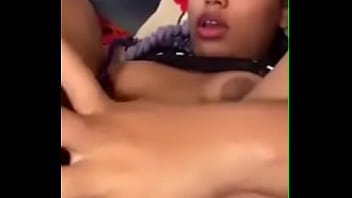 Petite Teen Ferme Les Yeux Et Se Fait Bouffer Sa Chatte Par Une Amie Lesbienne