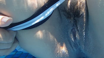 Milf Muestra Concha En Piscina