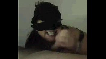 Lei Con Mascherina Succhia Il Cazzo Al Suo Uomo In Cam Davanti A Tutti,che Troia