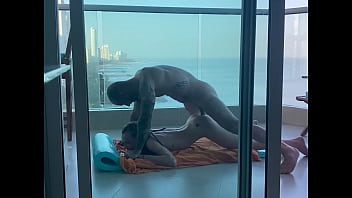 Sur Un Balcon à Carthagene, Une Jeune étudiante Se Fait Remplir Son Jolie Petit Cul !