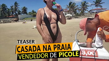 Loira Casada De Fio Dental Na Praia, Pagando Peitinho Para Vendedor De Picolé Em Rn