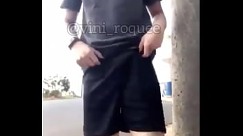 Exibindo O Pau Na Rua