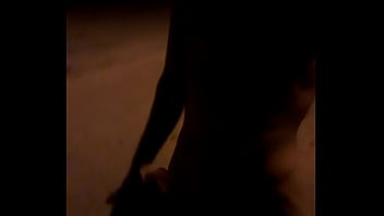Universitario Desnudo En La Calle, Caminando.