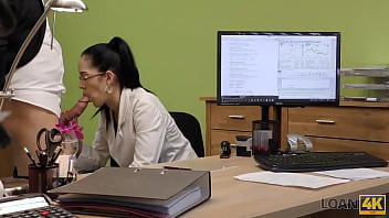 Loan4k. Stranger, Qui Travaille Dans Un Bureau De Pr_t, Satisfait Une Fille Pour Le Sexe