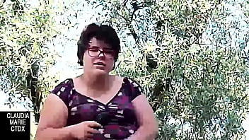 Chupadita En El Campo En Un Dia Soleado De Vacaciones