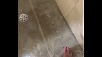 De Pau Duro Mijando No Banho