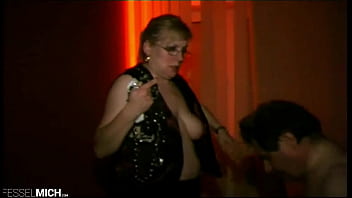 Geile Mistress Mit Großen Hängetitten Steht Darauf Wenn Sie Dem Sklaven Die Leine Anlegt, Ihn Umherführt Und Dann Nat...